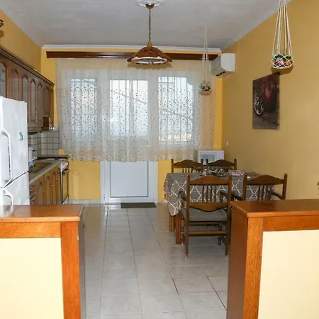 Nikolas View House *