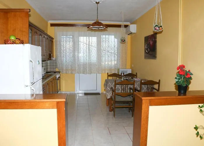 Nikolas View House *
