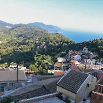 Nikolas View House *