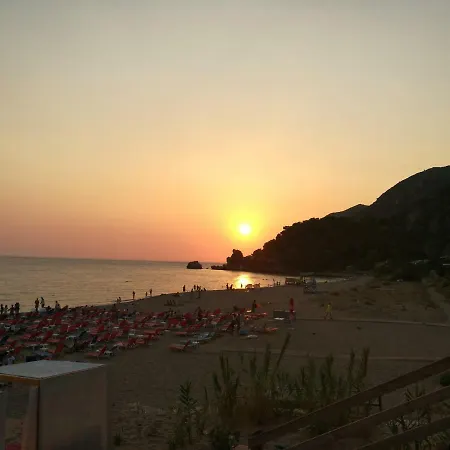 Nikolas View House *